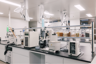 花西子獲新華網(wǎng)“科研創(chuàng)新優(yōu)秀案例”，以研發(fā)驅(qū)動(dòng)引領(lǐng)中國(guó)彩妝高質(zhì)量發(fā)展